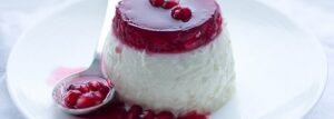 Kokosowa panna cotta z galaretką z granatu