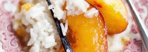 Kokosowy pudding ryżowy z owocami w syropie
