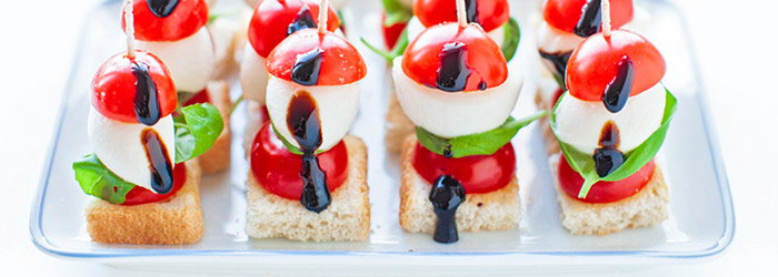 Koreczki Caprese – z pomidorkami i mozzarellą