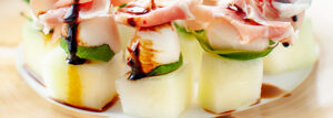 Koreczki z suszoną szynką, melonem i mini mozzarellą