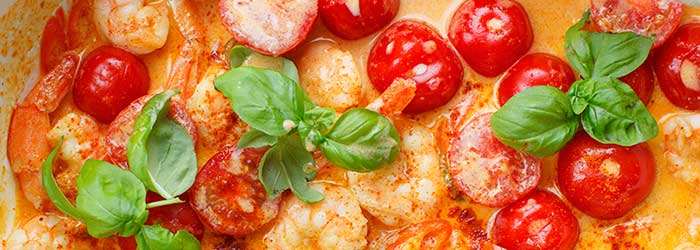 Krewetki w sosie curry z pomidorkami koktajlowymi i bazylią