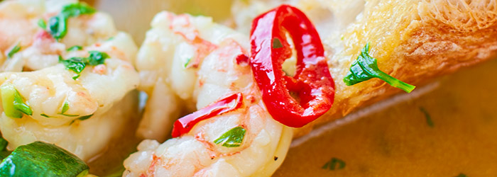 Krewetki z czosnkiem, cukinią oraz papryczką chili