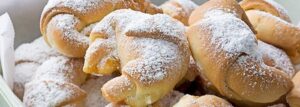 Kruche rogaliki drożdżowe
