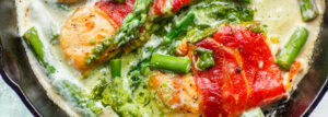 Kurczak w szynce ze szparagami w sosie z zielonego pesto