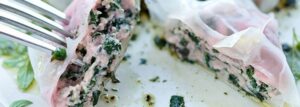Lekkie pierożki w cieście ryżowym z nadzieniem z botwinki