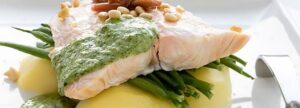 Łosoś na parze z pesto z rukoli