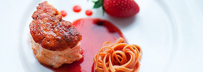 Łosoś w balsamicznym musie truskawkowym z “bąbelkami”