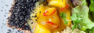 Łosoś w czarnym sezamie z chutney z mango i kaszą jaglaną