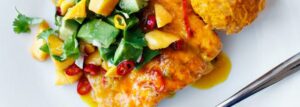 Łosoś z sosem pomarańczowo-imbirowym z salsą z mango i awokado