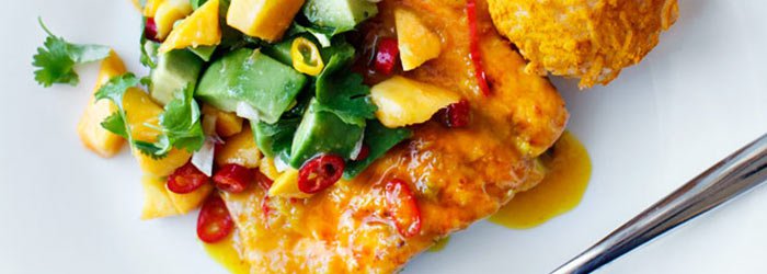 Łosoś z sosem pomarańczowo-imbirowym z salsą z mango i awokado