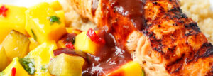 Łosoś z sosem śliwkowym i salsą mango