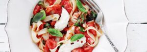 Makaron “Caprese” – z pomidorami, mozzarellą i bazylią