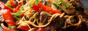Makaron chow mein z wołowiną i warzywami