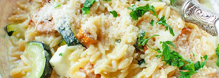 Makaron orzo z cukinią, kurkami i serem halloumi