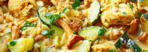Makaron orzo z kurczakiem, cukinią i kurkami