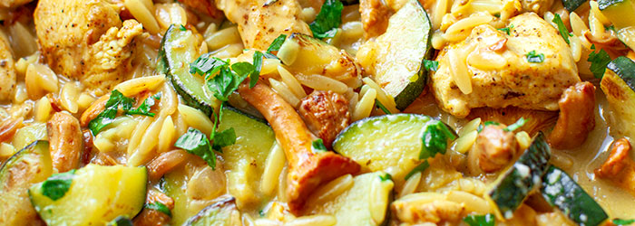 Makaron orzo z kurczakiem, cukinią i kurkami