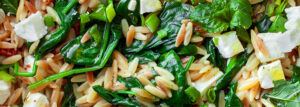 Makaron orzo ze szpinakiem i fetą