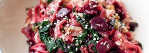 Makaron ryżowy smażony z botwinką, tofu i sezamem