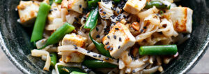Makaron ryżowy smażony z fasolką, imbirem i tofu