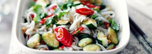 Makaron ryżowy z grillowaną cukinią i papryczką chili