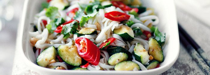 Makaron ryżowy z grillowaną cukinią i papryczką chili