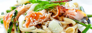 Makaron udon z łososiem i szparagami