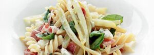 Makaron z fasolką szparagową, gorgonzolą i szynką parmeńską