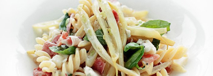 Makaron z fasolką szparagową, gorgonzolą i szynką parmeńską