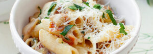Makaron z grzybami i szynką parmeńską