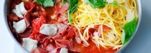 Makaron z pomidorami i szynką parmeńską