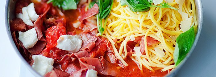 Makaron z pomidorami i szynką parmeńską