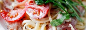 Makaron z szynką parmeńską i pomidorkami koktajlowymi