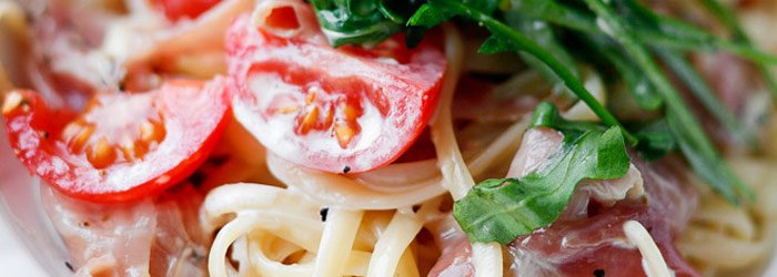 Makaron z szynką parmeńską i pomidorkami koktajlowymi