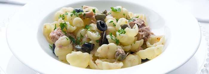 Makaron z tuńczykiem i czarnymi oliwkami