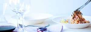 Makaron z wędzonym łososiem, orzechami włoskimi i serem brie