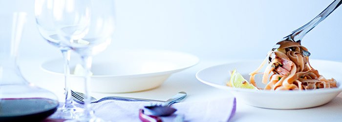 Makaron z wędzonym łososiem, orzechami włoskimi i serem brie