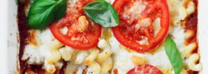 Makaron zapiekany z sosem serowym z pomidorami i mozzarellą