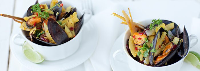 Małże w szafranowym sosie curry z kokosem