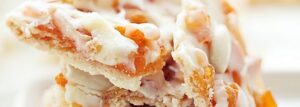 Mazurek pomarańczowy z białą czekoladą i suszonymi morelami