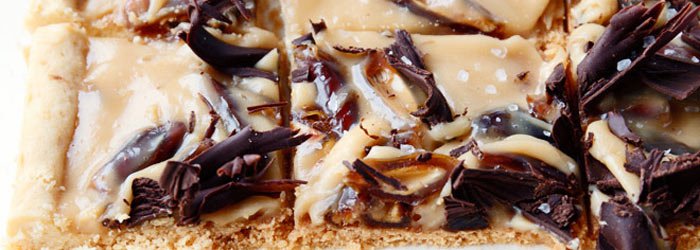 Mazurek toffee z daktylami i solą morską