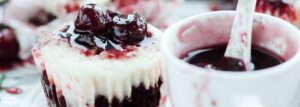 Mini serniczki na spodzie brownie z wiśniami