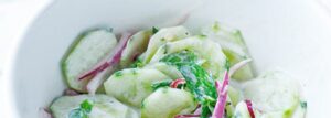 Mizeria z miętą, jogurtem i czerwoną cebulą
