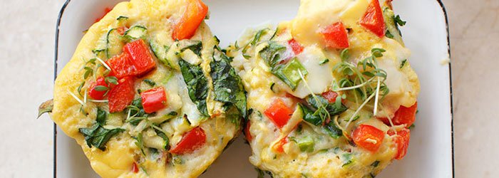 Muffiny jajeczne z papryką, cukinią i szpinakiem