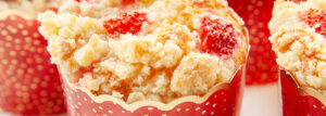 Muffiny z truskawkami, twarogiem i kruszonką