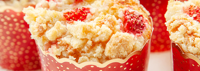 Muffiny z truskawkami, twarogiem i kruszonką