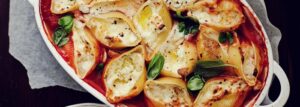 Muszle makaronowe zapiekane z mozzarellą w sosie pomidorowym