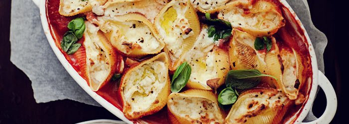 Muszle makaronowe zapiekane z mozzarellą w sosie pomidorowym