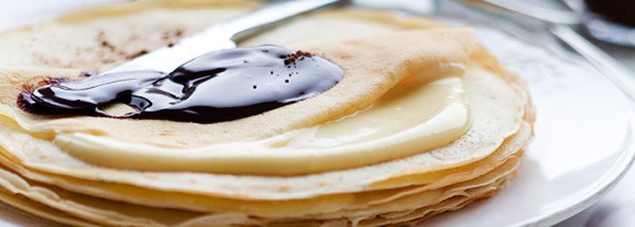 Tiramisu pancakes with chocolate sauce