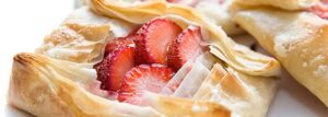 Paczuszki z ciasta fillo z truskawkami i migdałami
