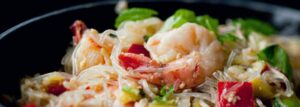 Pad Thai z kapustą pekińską, krewetkami i miętą